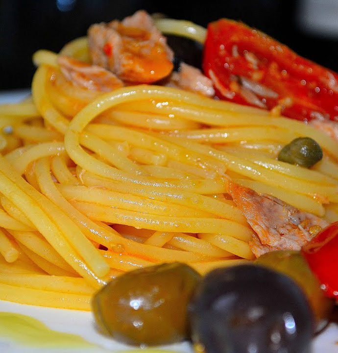 Spaghetti al tonno con salsa di pomodoro